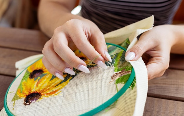 detal haftu na ubraniu